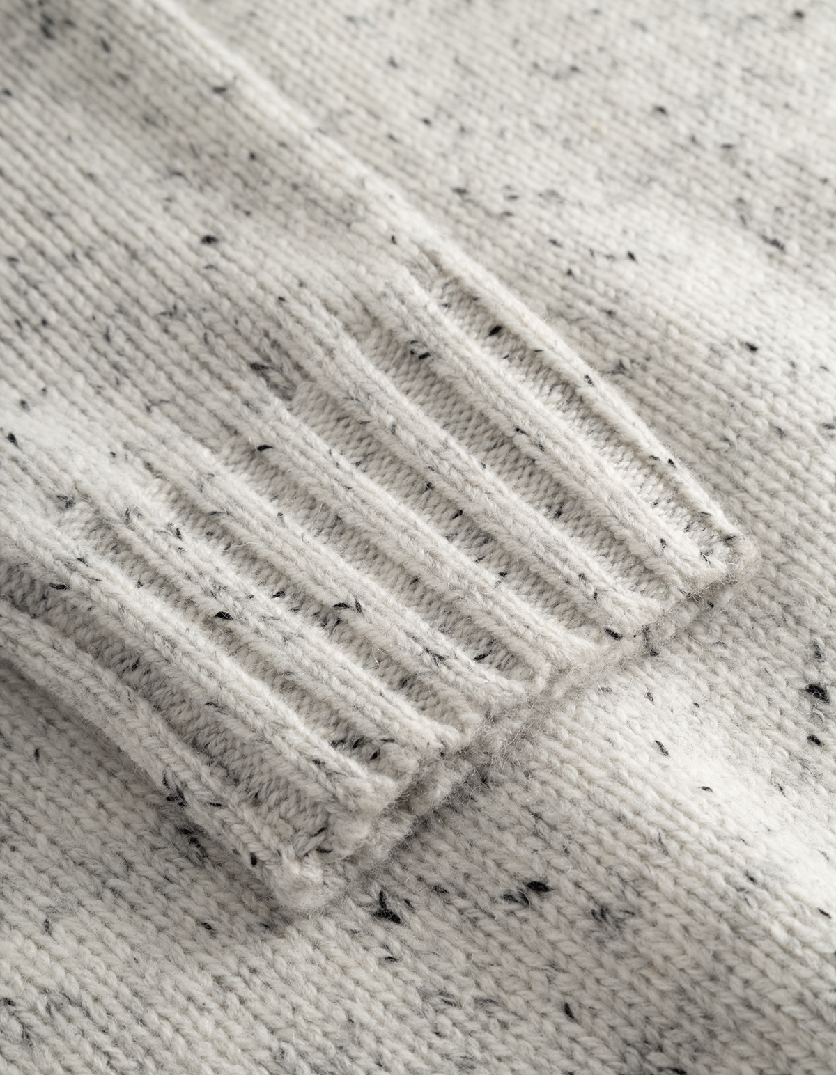 GREY FLECK ROUNDNECK JUMPER